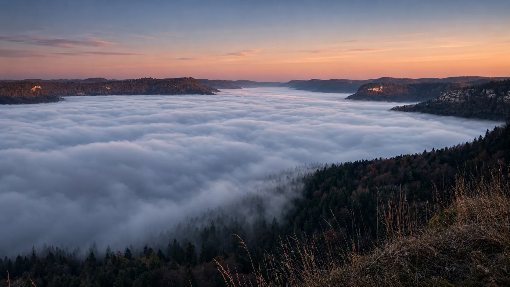 Nebelmeer über einem Tal in der Dämmerung